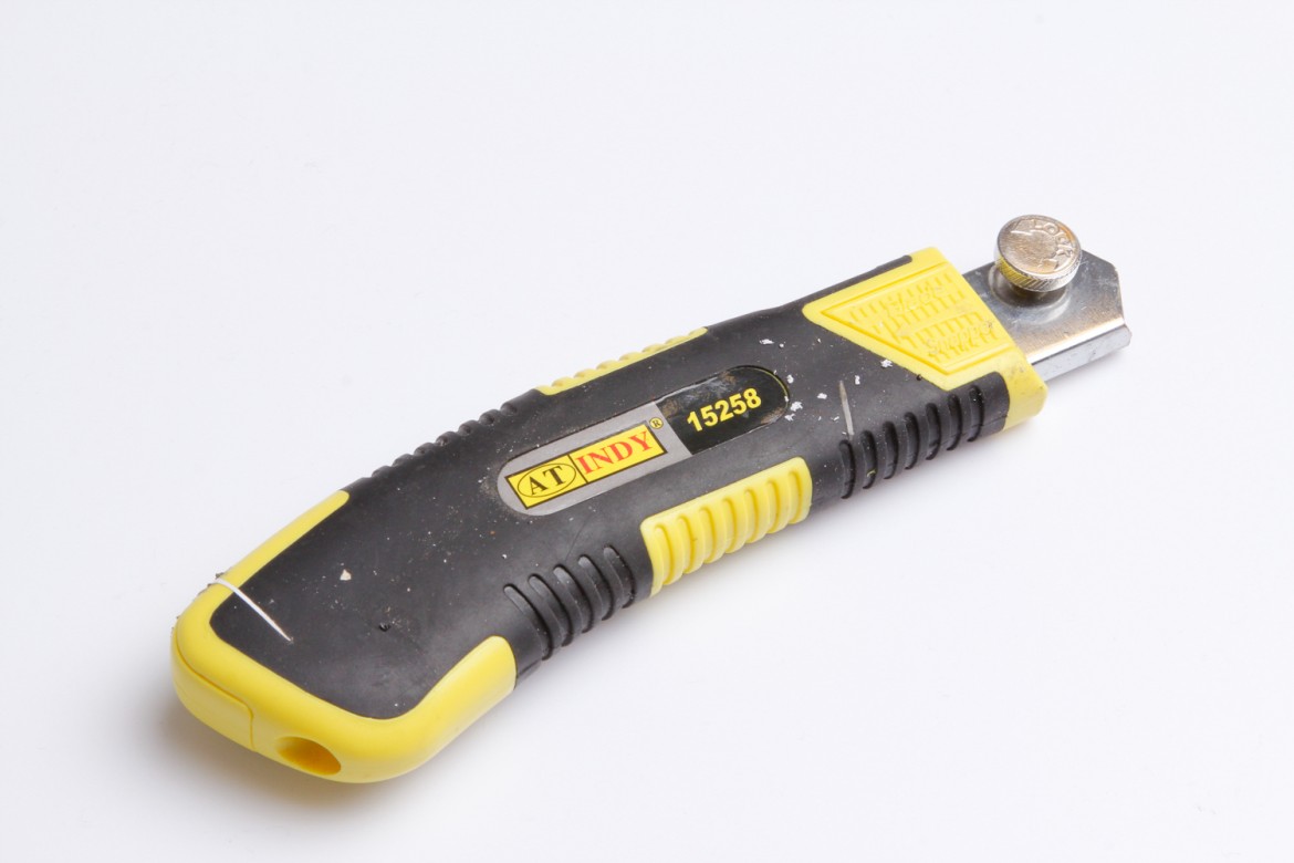 en kniv som går att skära i plast med